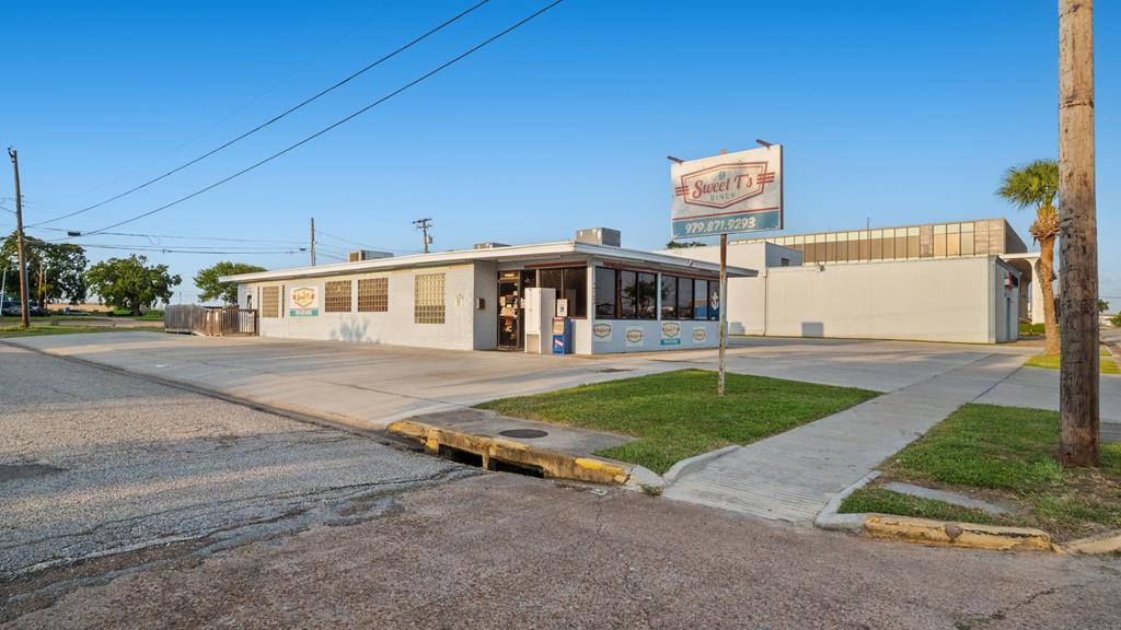 230 W 2 St, Freeport, TX