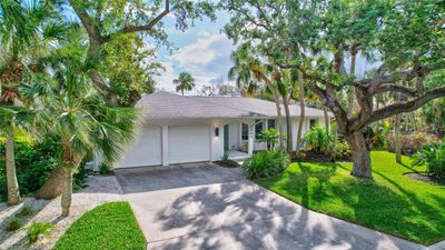 Gorgeous curb appeal | Image 2