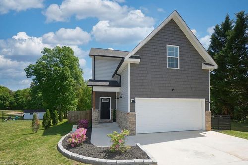 711 Korner Rock Rd, Kernersville, NC, 27284-8824 | Card Image