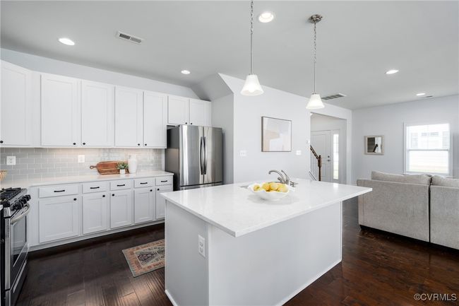 Kitchen with Island and Quartz Countertops | Image 11