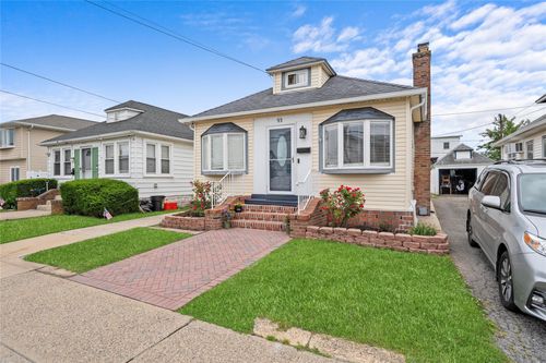 93 Island Pkwy, Island Park, NY, 11558-1403 | Card Image