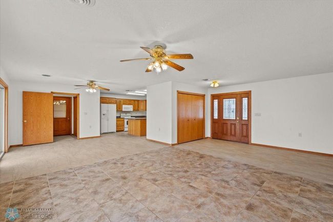 Kitchen/Dining Room | Image 10