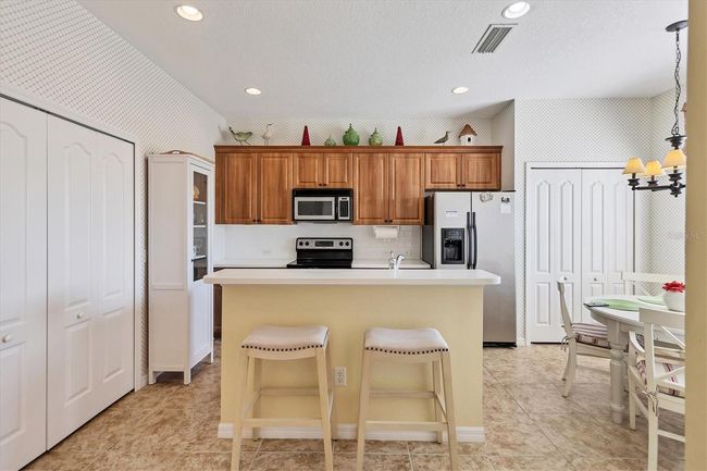 Kitchen with eat -in countertop | Image 15