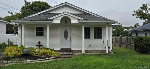 13 Manor Dr, Shirley, NY, 11967-4213 | Card Image