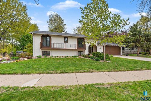 2321 S Mockingbird Cir, Sioux Falls, SD, 57103-4424 | Card Image