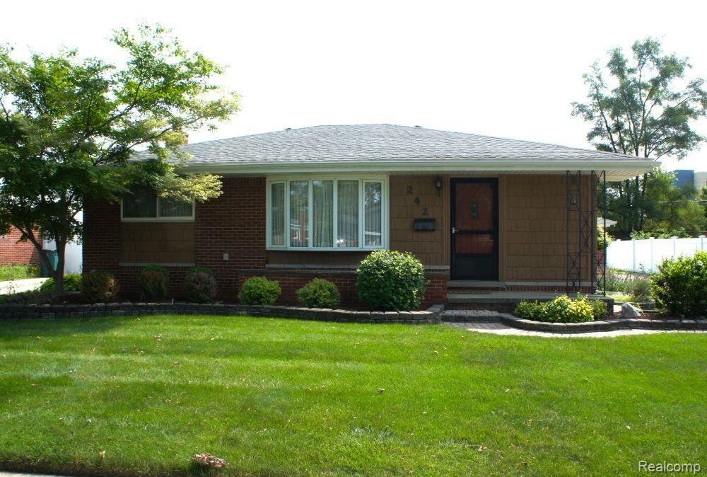 Redwood Dr, Troy, MI 48083