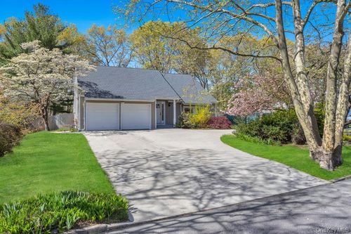 8 Grand Canyon Ln, Coram, NY, 11727-2016 | Card Image