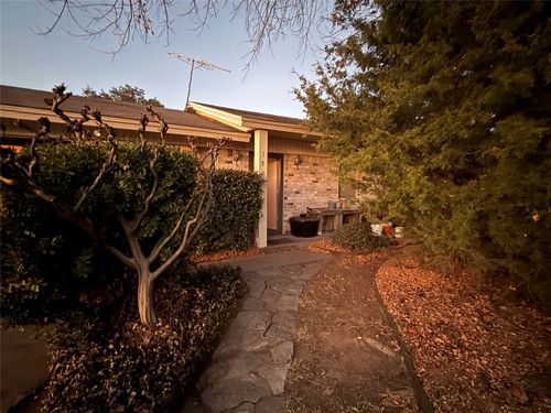 1805 Dunning St, Irving, TX, 75061-6916 | Card Image