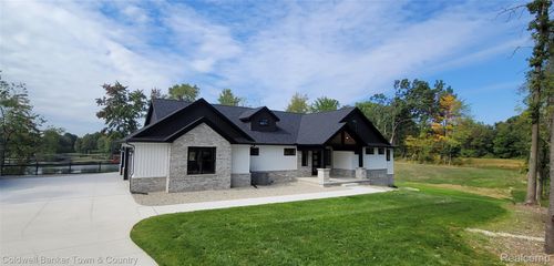 4789 Lakeshire Dr, Howell, MI, 48843-6833 | Card Image