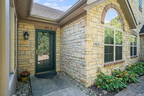 912 Dublin Dr, Mishawaka, IN, 46545-3592 | Card Image