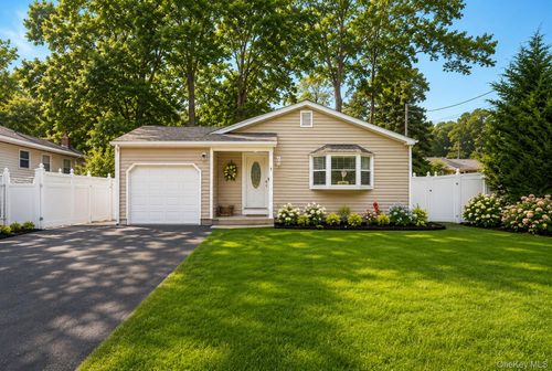 22 Babylon Dr, Sound Beach, NY, 11789-3149 | Card Image