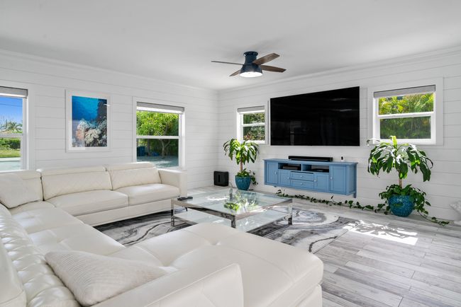 Large Living Room | Image 6