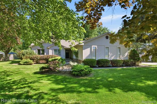 4425 Gardner St, Sterling Heights, MI, 48310-2639 | Card Image