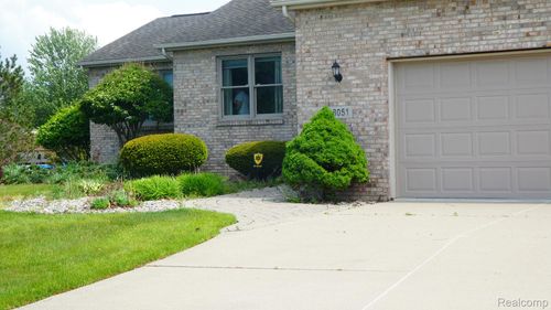 8051 Prestonwood Ct, Flushing, MI, 48433-1384 | Card Image