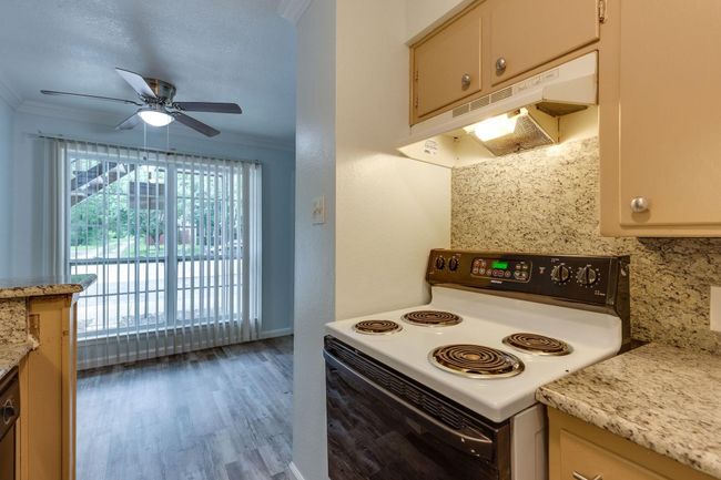 411 S Dooley St, Condo with 10 bedrooms, 5 bathrooms and 8 parking in Grapevine TX | Image 12