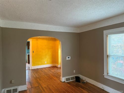 24 W Fairmount Ave, Pontiac, MI, 48340-2732 | Card Image