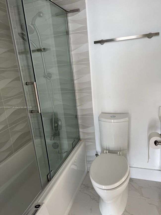 APT-1622 - 7601 E Treasure Dr, Condo with 2 bedrooms, 2 bathrooms and null parking in North Bay Village FL | Image 28