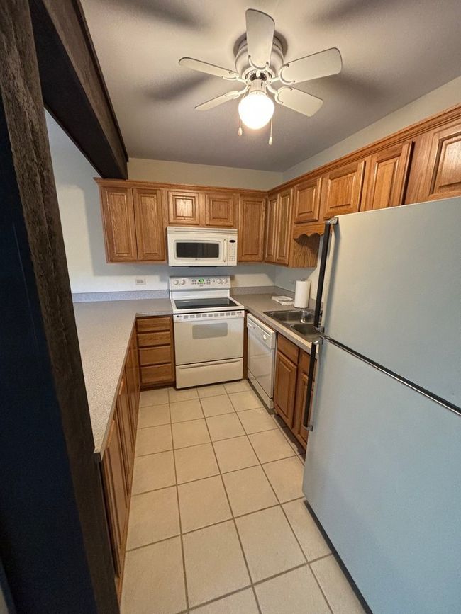 APT-3 - 59 Vail Colony, Condo with 2 bedrooms, 1 bathrooms and 2 parking in Fox Lake IL | Image 5