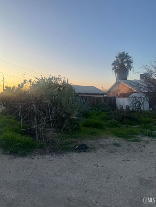 131 W 3rd St, Buttonwillow, CA, 93206-8003 | Card Image