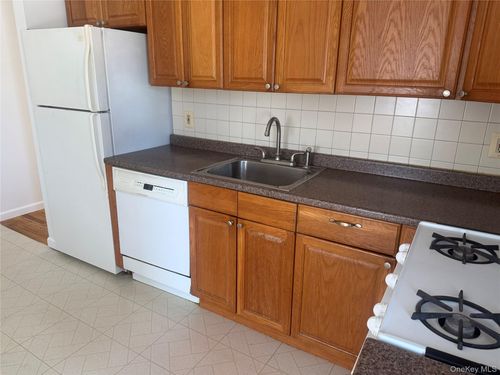 219 Manhattan Ave, Westbury, NY, 11590-4237 | Card Image