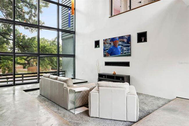 living | Image 7