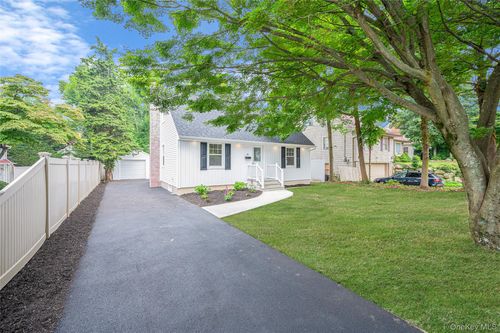 42 Smith St, Glen Head, NY, 11545-1202 | Card Image