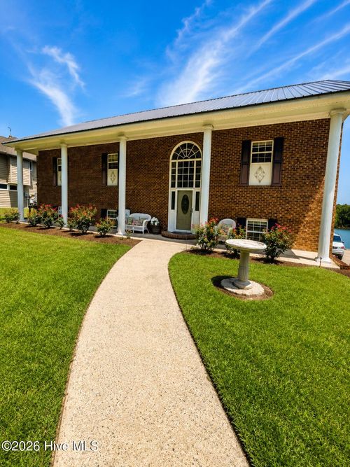 888 Sea Gate Dr, Newport, NC, 28570-9687 | Card Image