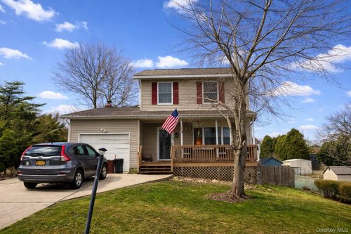 318 Avenue C, Ronkonkoma, NY, 11779-1945 | Card Image