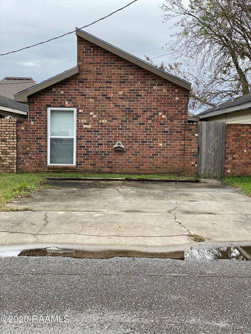 212 Briarcliff Dr, Youngsville, LA, 70592-5822 | Card Image