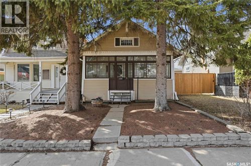 1150 3rd Ave Ne, Moose Jaw, SK, S6H1G1 | Card Image