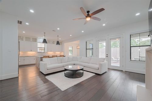 6525 Wharton St, Houston, TX, 77055-5347 | Card Image