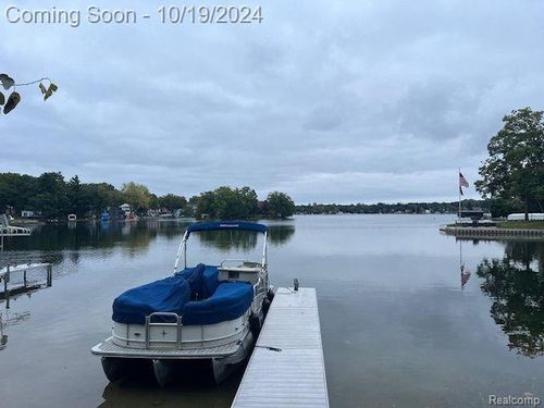 775 Central Drive, Lake Orion Vlg, MI, 48362 | Card Image