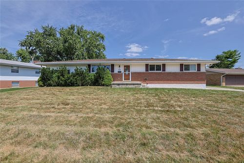 1061 Cottage Court Dr, Fairborn, OH, 45324-5753 | Card Image