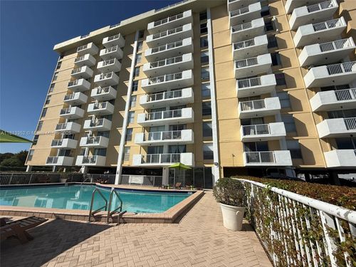 apt-208-2020 Ne 135th St, North Miami, FL, 33181-2107 | Card Image