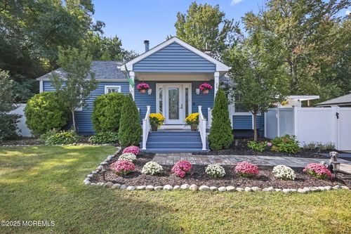 28 W Park Ave, Belford, NJ, 07718-1065 | Card Image