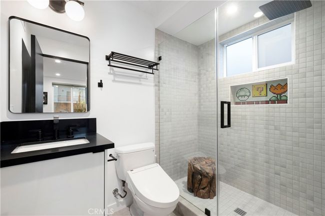 Bathroom #1 - Level One | Image 12