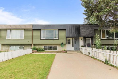 5809 47 St, Taber, AB, T1G1E2 | Card Image