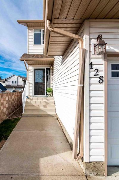 128 Preston Ave Ne, Home with 2 bedrooms, 4 bathrooms and 4 parking in Medicine Hat AB | Image 3