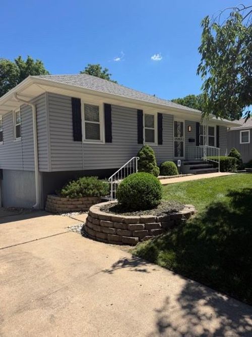 15218 E 33rd St S, Independence, MO, 64055-2530 | Card Image