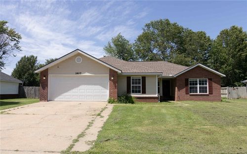 1407 Abraham Dr, Siloam Springs, AR, 72761-9096 | Card Image