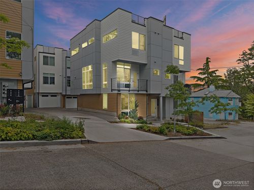 902 N 86th St, Seattle, WA, 98103-3934 | Card Image