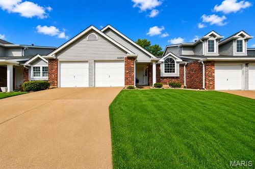 13305 Woodlake Village Ct E, Saint Louis, MO, 63141-6070 | Card Image