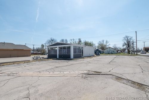 1415 W 8th St, Coffeyville, KS, 67337-3509 | Card Image