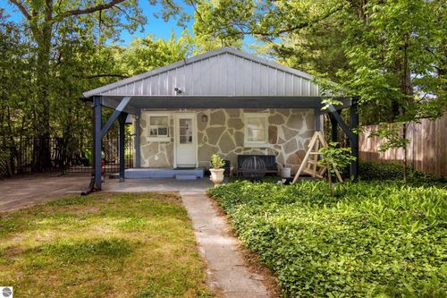 1024 Carver St, Traverse City, MI, 49686-4215 | Card Image