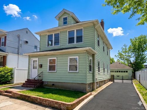 4 Davis Avenue, North Hempstead, NY, 11050 | Card Image