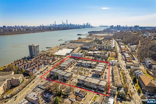 28 Garden Pl, Edgewater, NJ, 07020-7235 | Card Image