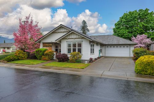 901 Schaefers Ln, Grants Pass, OR, 97526-5925 | Card Image