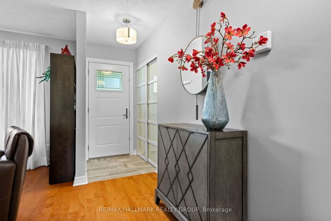 2140 Blue Jay Cres, House other with 2 bedrooms, 2 bathrooms and 3 parking in Gloucester ON | Image 4