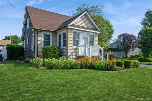 3809 Lincoln St, Seaford, NY, 11783-2114 | Card Image