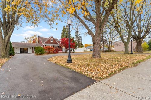 1353 Ford Ave, Wyandotte, MI, 48192-3823 | Card Image